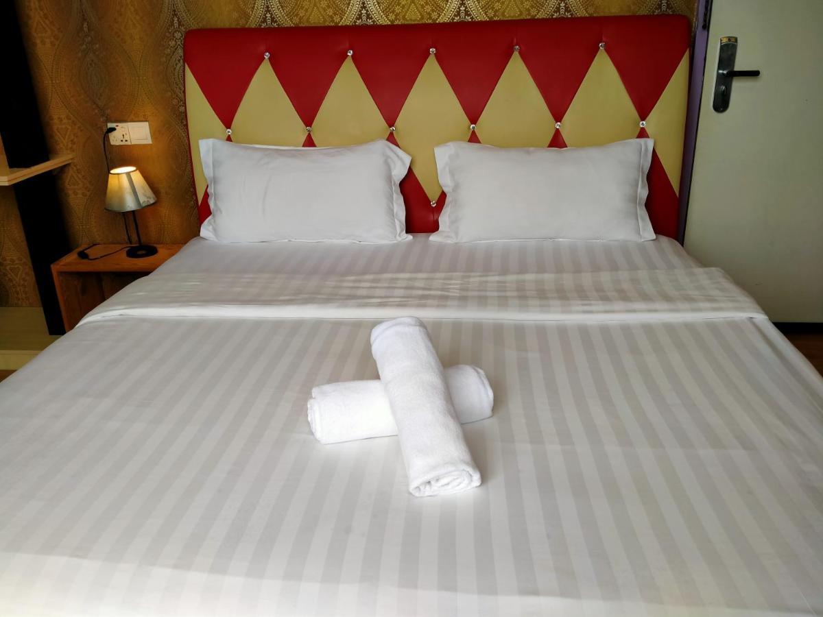 Hotel Zamburger Enstek Sepang Extérieur photo