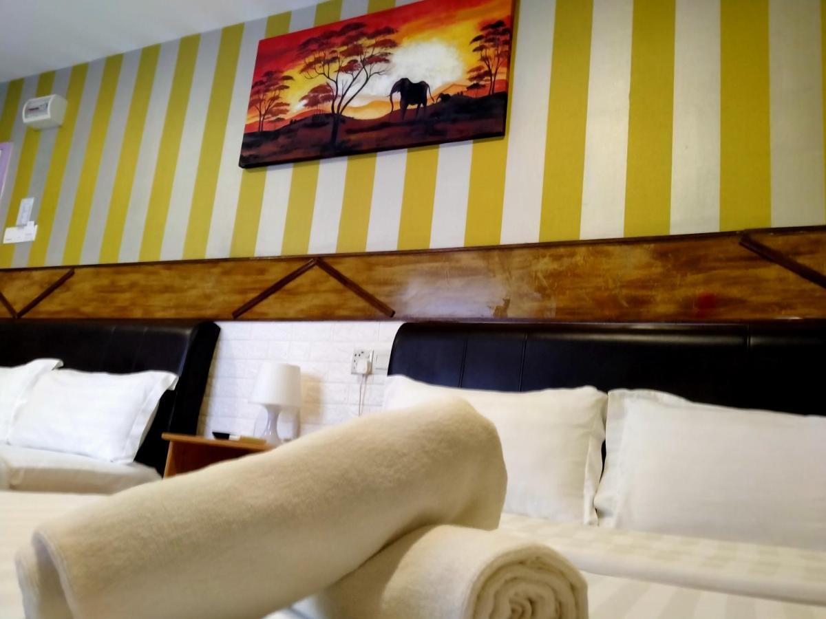 Hotel Zamburger Enstek Sepang Extérieur photo
