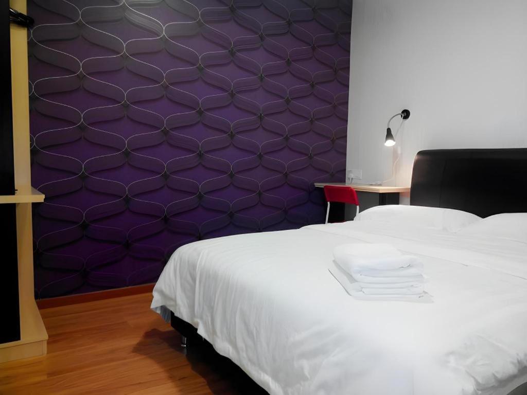 Hotel Zamburger Enstek Sepang Extérieur photo