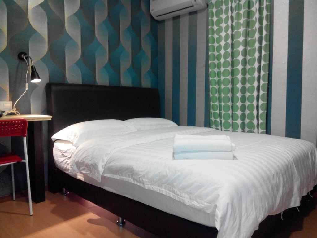 Hotel Zamburger Enstek Sepang Extérieur photo