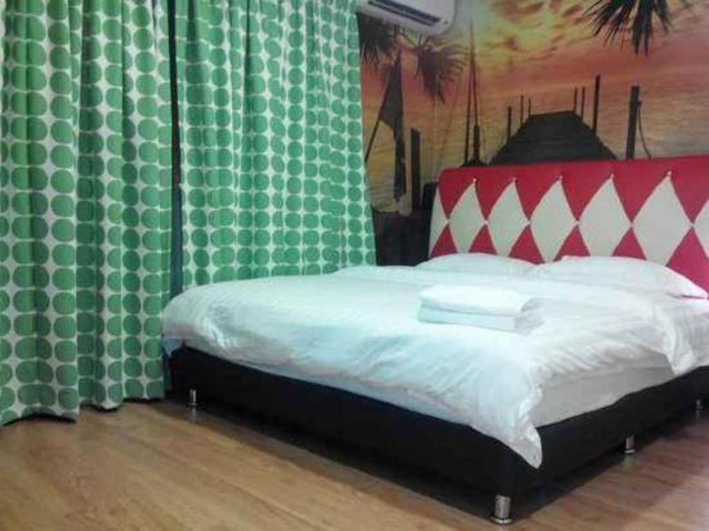 Hotel Zamburger Enstek Sepang Extérieur photo