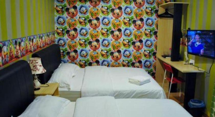 Hotel Zamburger Enstek Sepang Extérieur photo