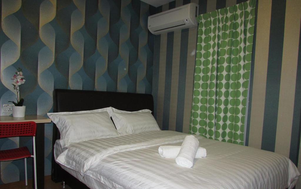 Hotel Zamburger Enstek Sepang Extérieur photo