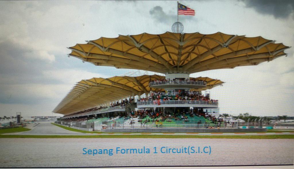 Hotel Zamburger Enstek Sepang Extérieur photo